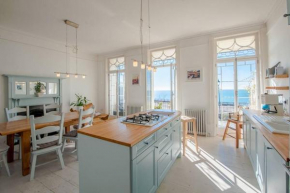 The Wellington: Two bedroom apartment with balcony and sea views